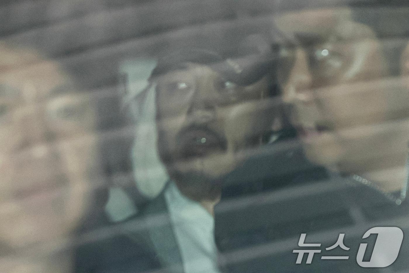 본문 이미지 - 필리핀에서 복역 중이던 이른바 '마약왕' 박왕열(48)이 25일 한국으로 송환, 인천국제공항에서 호송차량에 탑승하고 있다. (공동취재) 2026.3.25 ⓒ 뉴스1 안은나 기자
