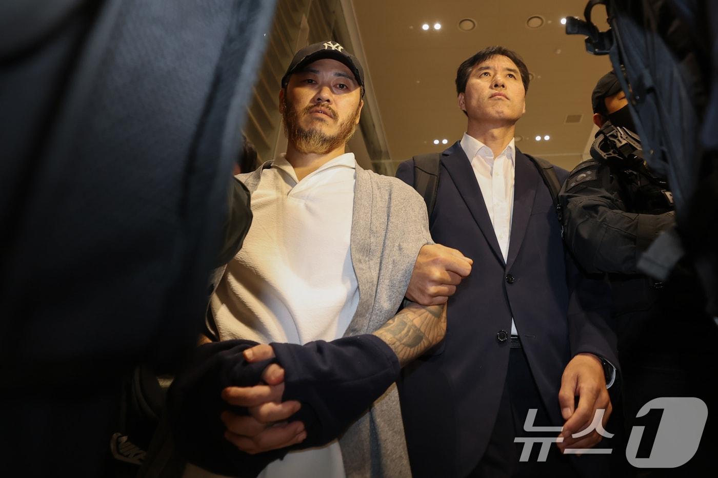 본문 이미지 - 필리핀에서 복역 중이던 이른바 '마약왕' 박왕열(48)이 25일 한국으로 송환, 인천국제공항에서 이송되고 있다. (공동취재) 2026.3.25 ⓒ 뉴스1 안은나 기자