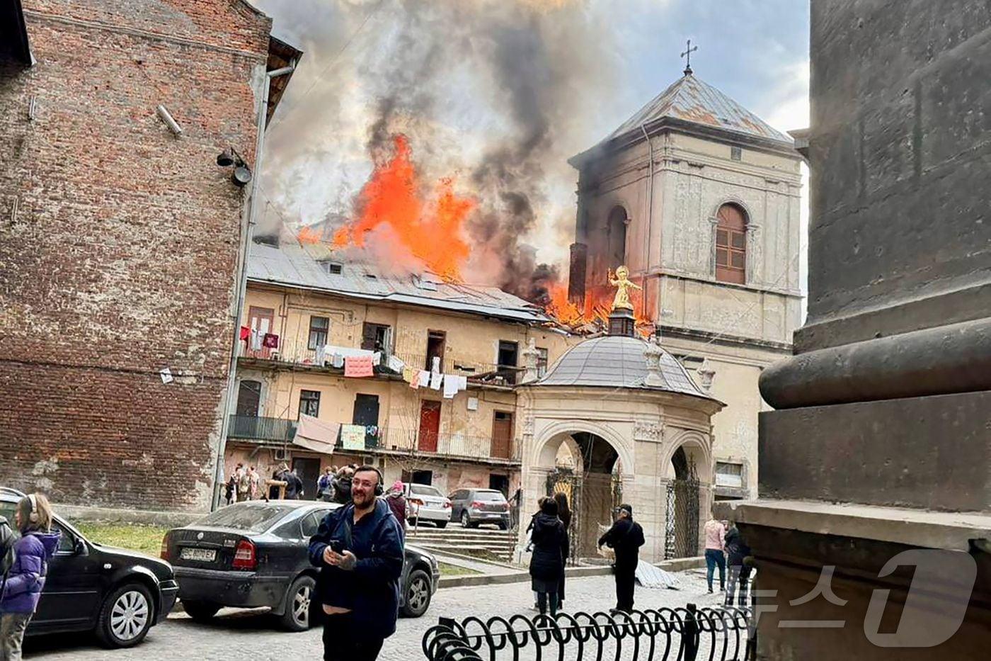 본문 이미지 - 24일(현지시간) 세계문화유산인 우크라이나 르비우시가 공습으로 불타는 장면. 르비우 시장의 공식 텔레그램 채널에 게재된 사진이다. 러시아의 미사일과 드론 집중 공격으로 이날 우크라이나 전역에서 5명이 사망하고 20여 명이 부상당했다고 당국은 밝혔다. 이번 공격은 수주 만에 최대 규모였다. ⓒ AFP=뉴스1