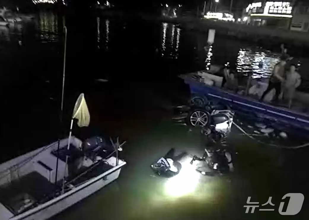 본문 이미지 - 24일 부산 기장군에서 스포츠유틸리티차(SUV)가 바다에 빠졌다는 신고를 받고 현장 구조에 나선 울산해경. (울산해경 제공. 재판매 및 DB금지)/뉴스1