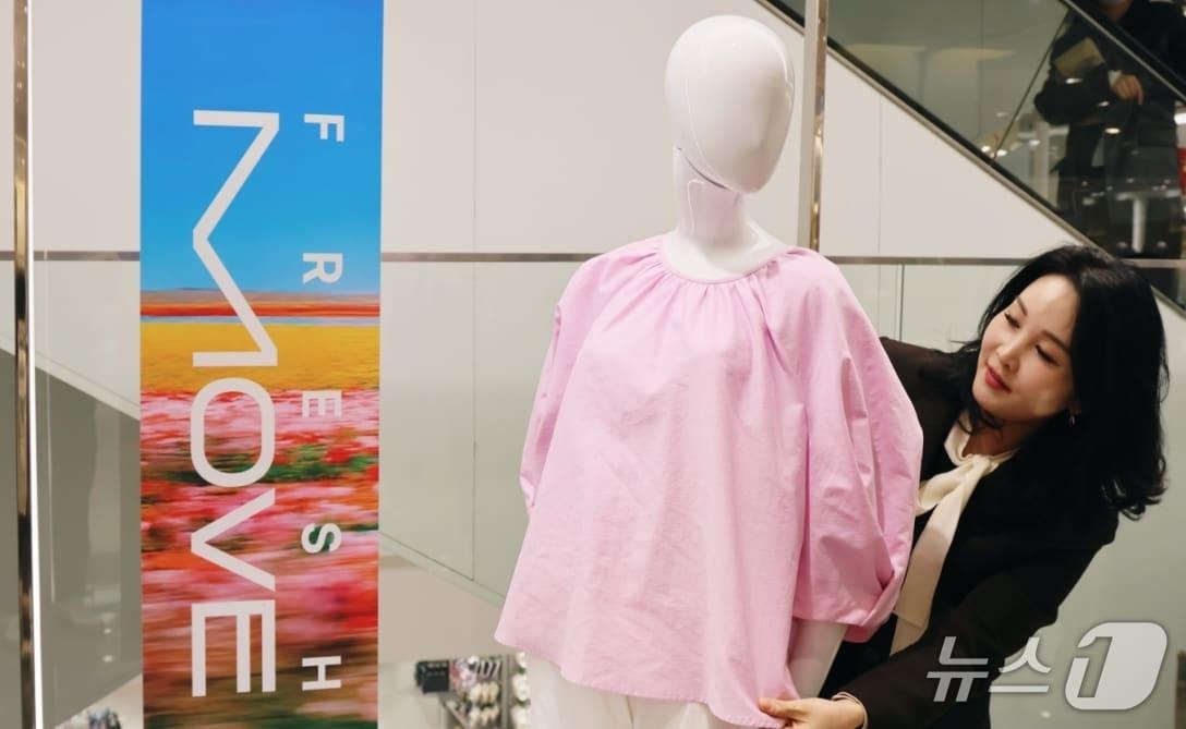 본문 이미지 - 롯데백화점 대구점 3층 에스컬레이터 진열 공간에서 직원이 봄 패션 상품을 진열하고 있다.(롯데백화점 제공, 재판매 및 DB 금지)
