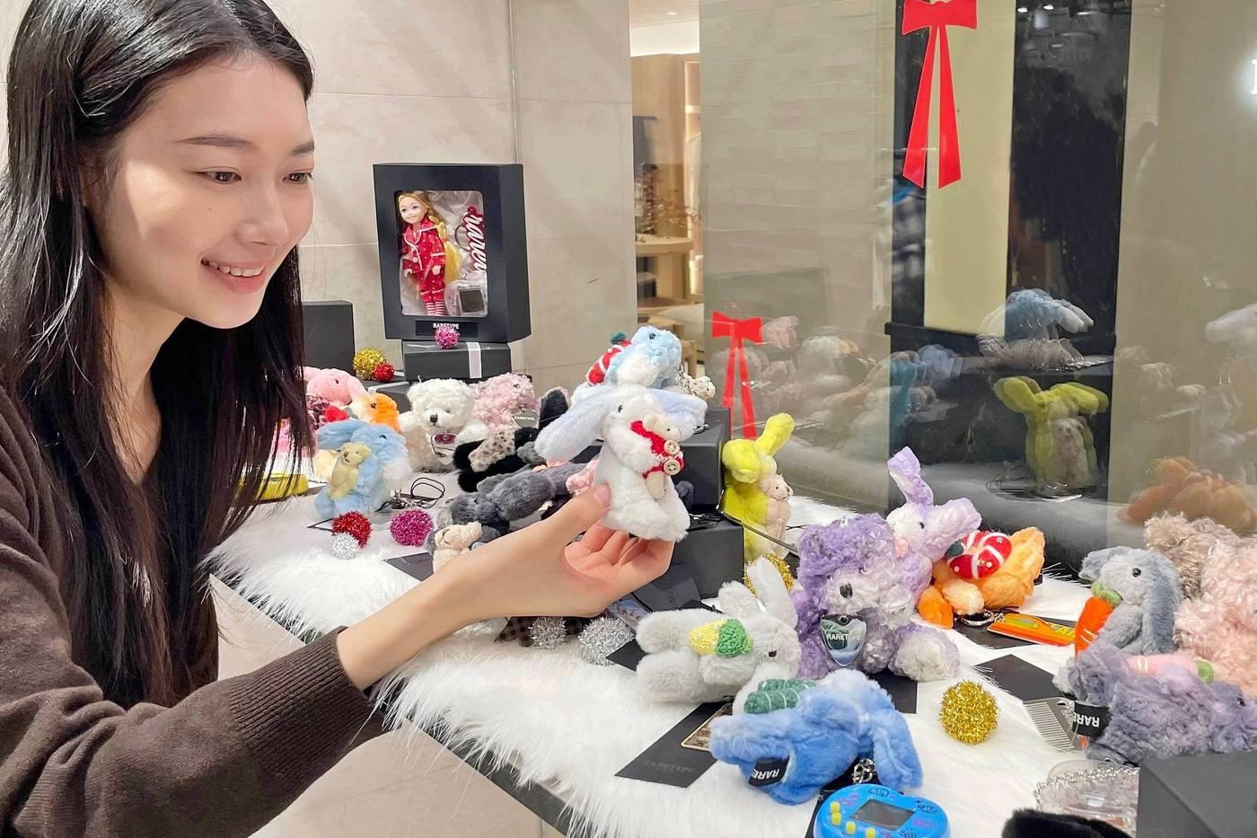 본문 이미지 - 서울 갤러리아명품관에서 모델이 ‘레어타입’ 키링을 소개하는 모습(한화갤러리아 제공)