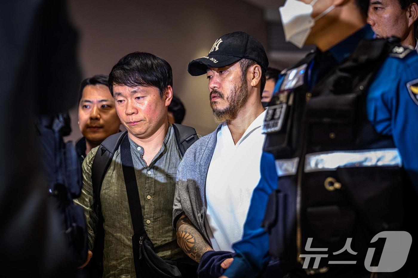 본문 이미지 - 필리핀에서 복역 중이던 이른바 ‘텔레그램 마약왕’ 박왕열(48)이 25일 오전 인천국제공항 제2터미널을 통해 국내로 송환되고 있다. 박씨는 필리핀 교도소 수감 중에도 텔레그램을 이용해 매달 300억 원대의 마약을 국내에 유통한 혐의를 받고 있다. (공동취재) 2026.3.25 ⓒ 뉴스1 안은나 기자