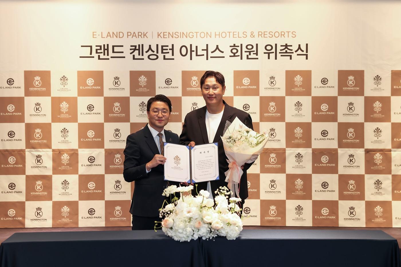 본문 이미지 - 이지운 이랜드파크 대표와 전 야구선수 이대호가 그랜드 켄싱턴 아너스 회원 위촉식에서 기념 촬영을 하고 있다.(이랜드파크 제공)