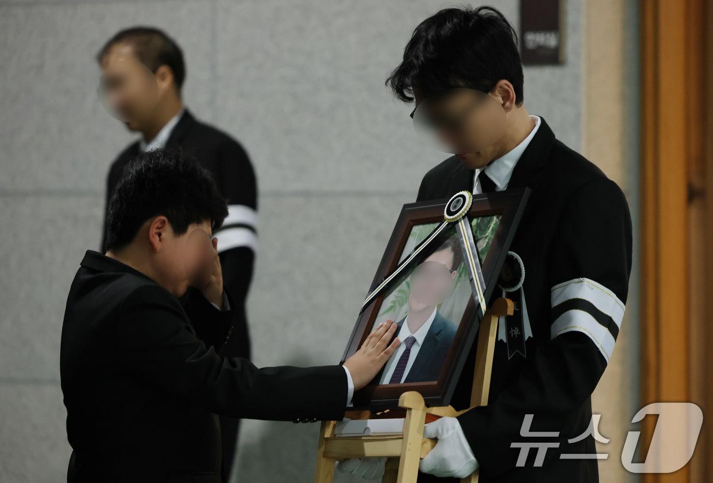 본문 이미지 - 25일 대전 충남대병원 장례식장에서 공장 화재로 74명의 사상자가 발생한 안전공업 희생자 최 모씨의 발인에서 유가족이 슬퍼하고 있다. 2026.3.25 ⓒ 뉴스1 김기태 기자