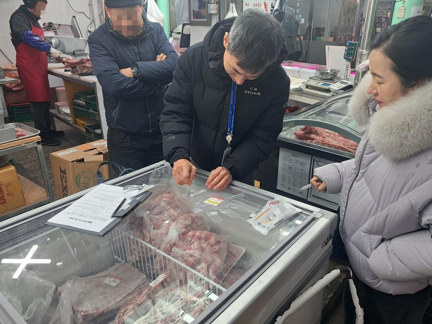 본문 이미지 - 돼지고기 원산지판별 검정키트 활용 원산지 단속 장면(서울시 제공)