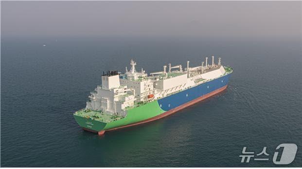 본문 이미지 - 정부 지원으로 건조된 LNG운반선(해양수산부 제공)