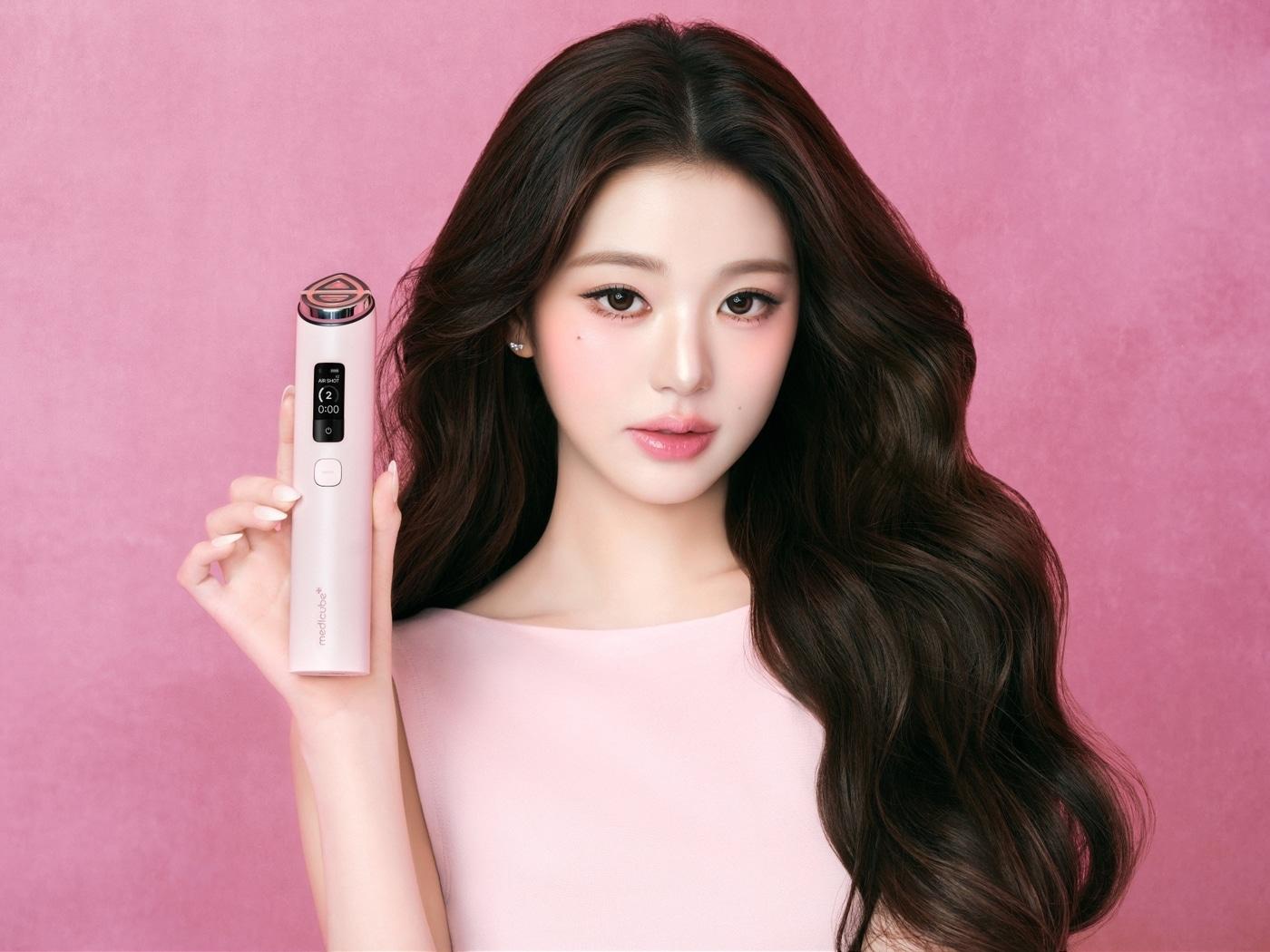 본문 이미지 - 글로벌 뷰티 기업 에이피알(278470)은 뷰티 디바이스 브랜드 메디큐브 에이지알(AGE-R)이 브랜드 모델 장원영과 함께한 광고 영상과 화보를 공개했다고 25일 밝혔다.(에이피알 제공)