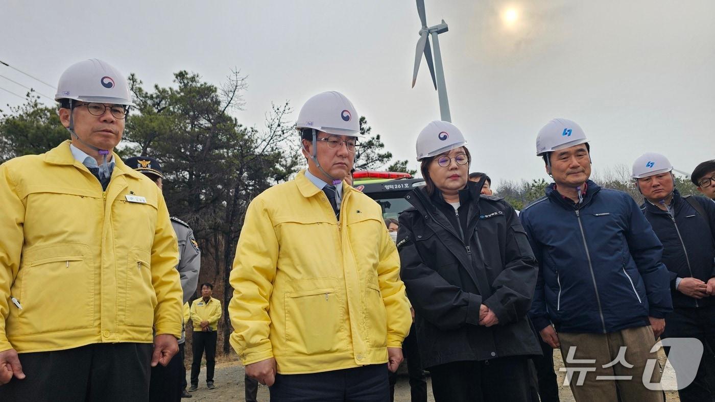 본문 이미지 - 25일 오전 영덕 풍력발전단지에서 김성환 기후부 장관이 남화영 전기안전공사 사장으로부터 브리핑 보고를 받고 있다.2026.3.25/뉴스1 최창호 기자