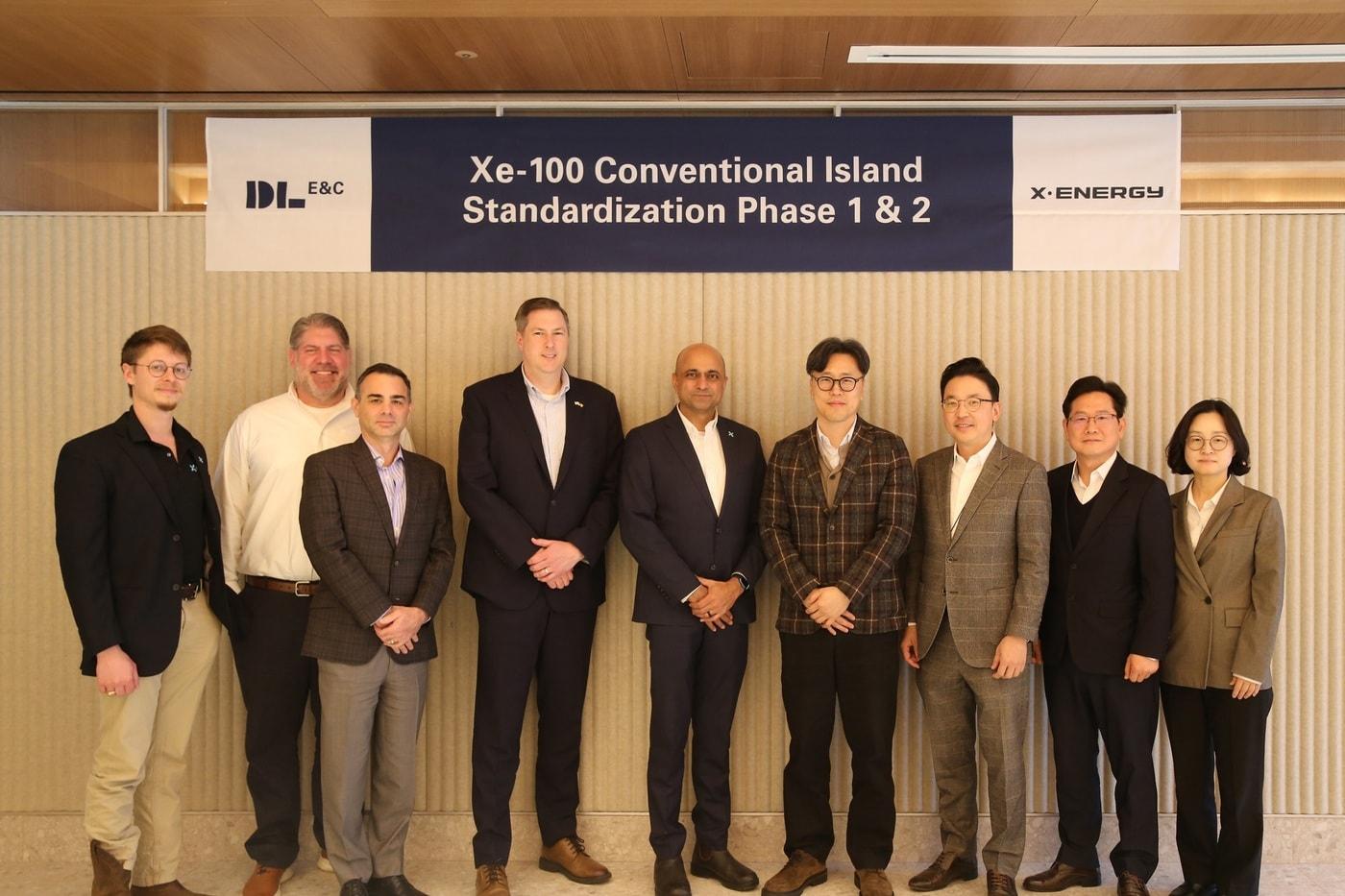 본문 이미지 - 딩카 바티아(Dinkar S. Bhatia) 엑스에너지 CCO(최고영업책임자, 왼쪽 다섯째)와 배종식 DL이앤씨 플랜트사업본부 부본부장(왼쪽 여섯째)이 서울 마곡동 본사에서 열린 SMR 표준화 설계 계약 체결을 기념해 사진촬영을 하고 있다.(DL이앤씨 제공) / 뉴스1 ⓒ News1