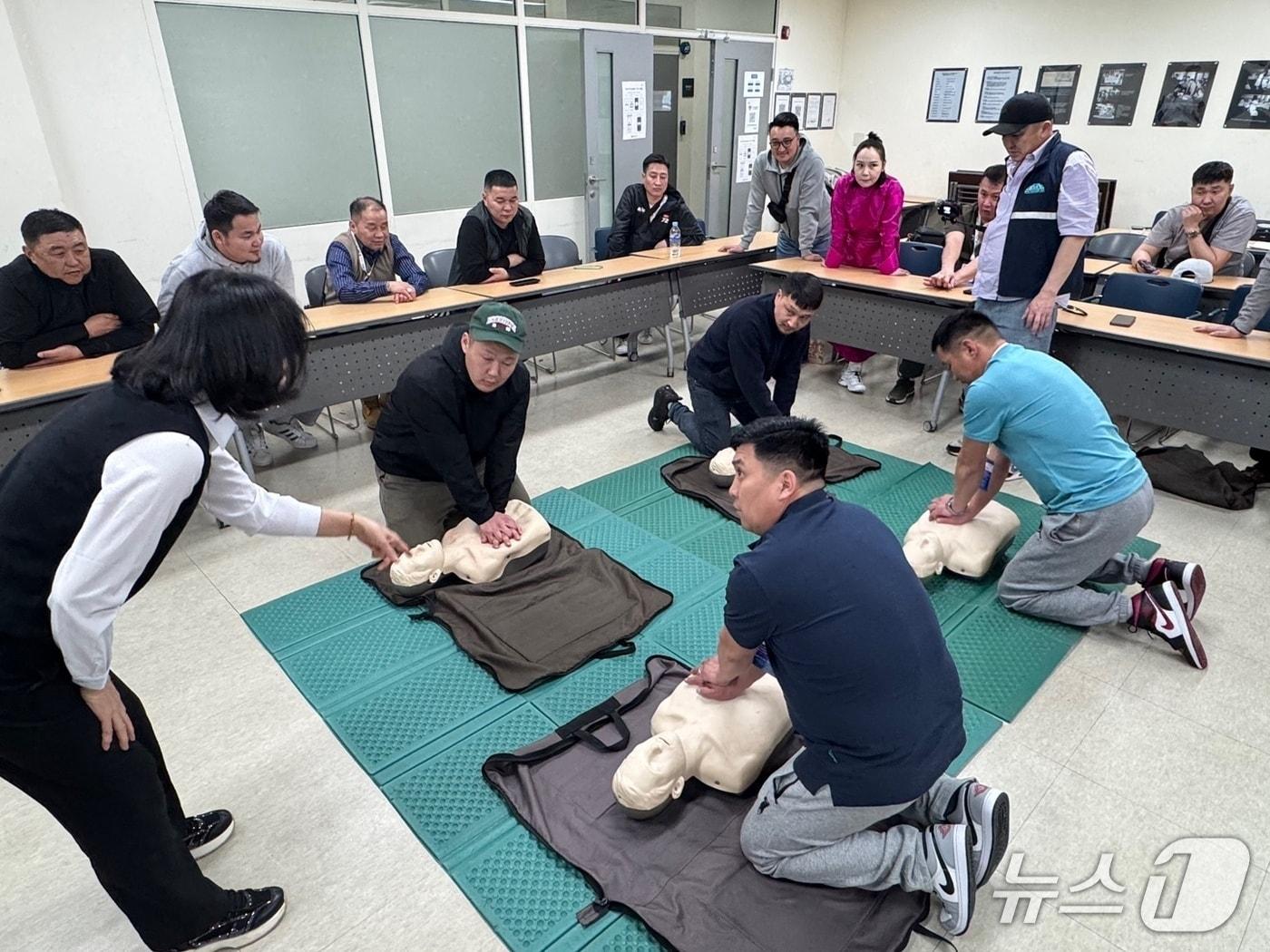 본문 이미지 - 몽골 바가노르 석탄광산 임직원 1차 방문단이 응급처치 교육을 받고 있다. (공사 제공) / 뉴스1