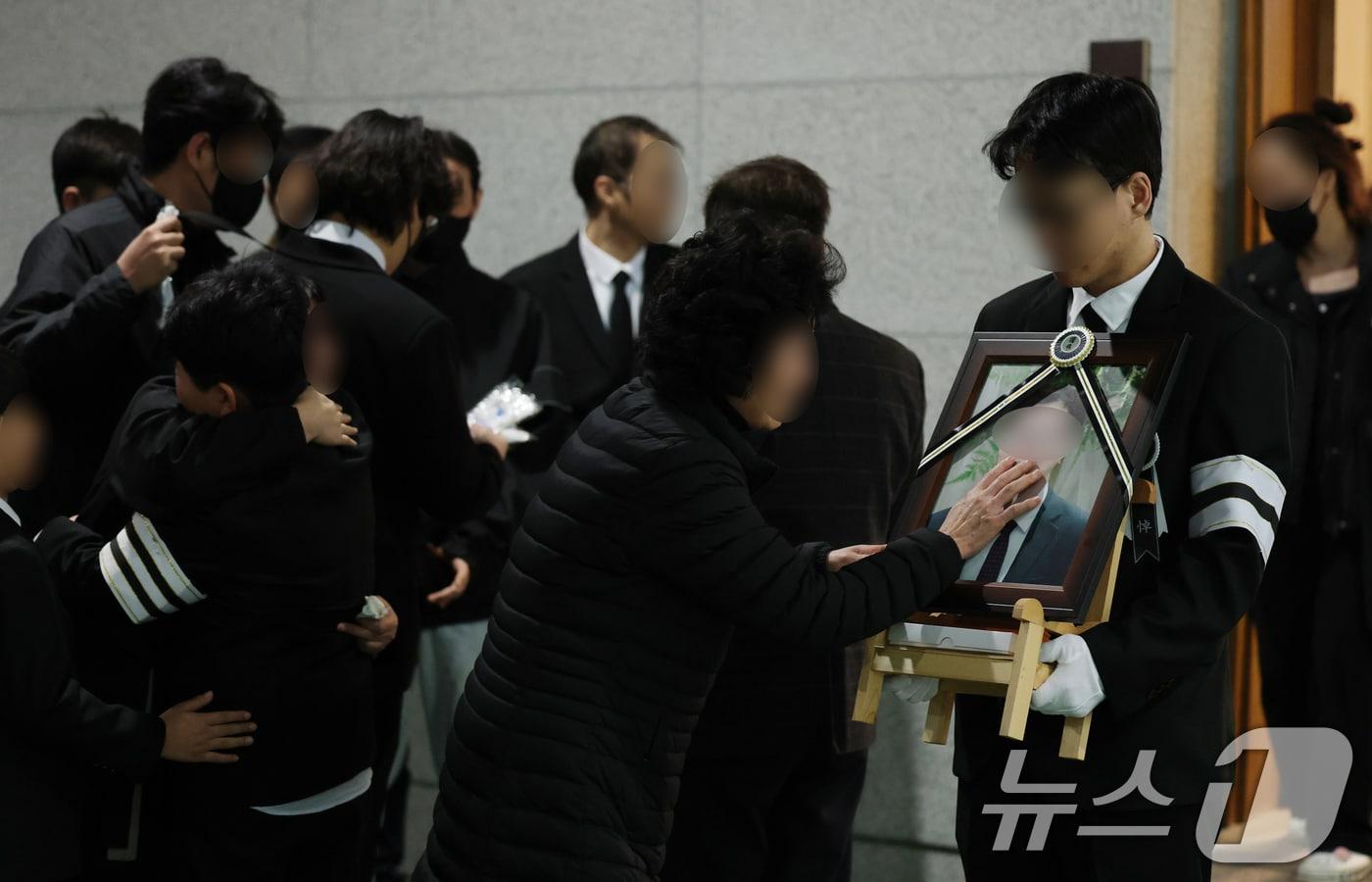 본문 이미지 - 25일 대전 충남대병원 장례식장에서 공장 화재로 74명의 사상자가 발생한 안전공업 희생자 최 모씨의 발인에서 유가족이 슬퍼하고 있다. 2026.3.25 ⓒ 뉴스1 김기태 기자