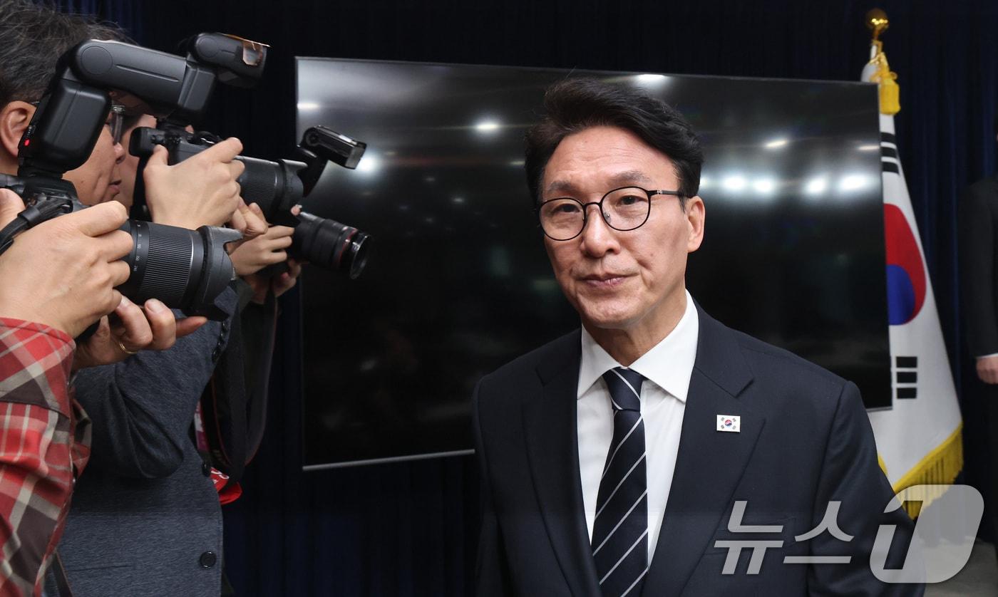 본문 이미지 - 김민석 국무총리가 25일 서울 종로구 정부서울청사에서 비상경제 대응체계 관련 브리핑을 마치고 이동하고 있다. 2026.3.25 ⓒ 뉴스1 임세영 기자