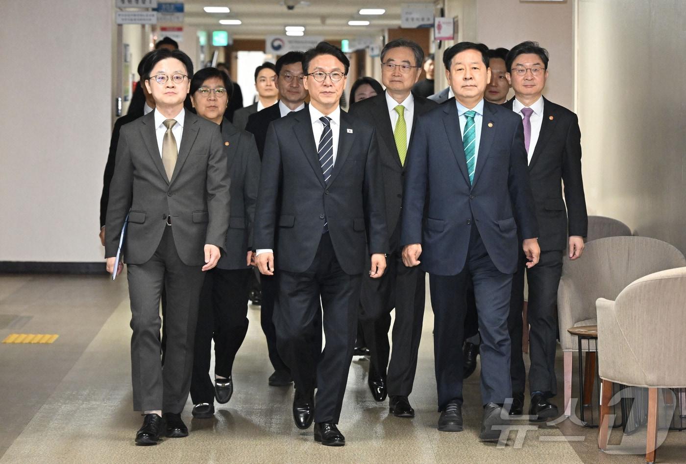 본문 이미지 - 김민석 국무총리가 25일 오전 서울 종로구 정부서울청사에서 열린 비상경제 대응체계 관련 브리핑에 참석하고 있다. 앞줄 왼쪽부터 김정관 산업통상부 장관, 김 총리, 구윤철 부총리 겸 재정경제부 장관. (공동취재) 2026.3.25 ⓒ 뉴스1 임세영 기자