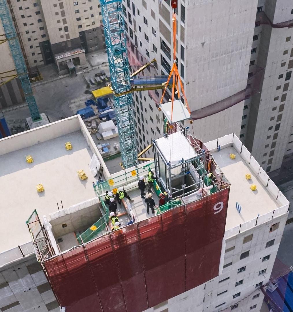 본문 이미지 - 인천시 연수구 '힐스테이트 송도 센터파크' 현장에서 모듈러 엘리베이터가 시공되는 모습 (현대건설 제공)