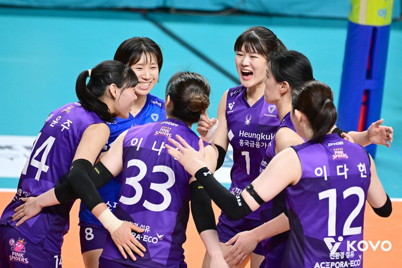 본문 이미지 - 예상을 깨고 봄배구에 진출하며 선전한 흥국생명. (KOVO 제공)