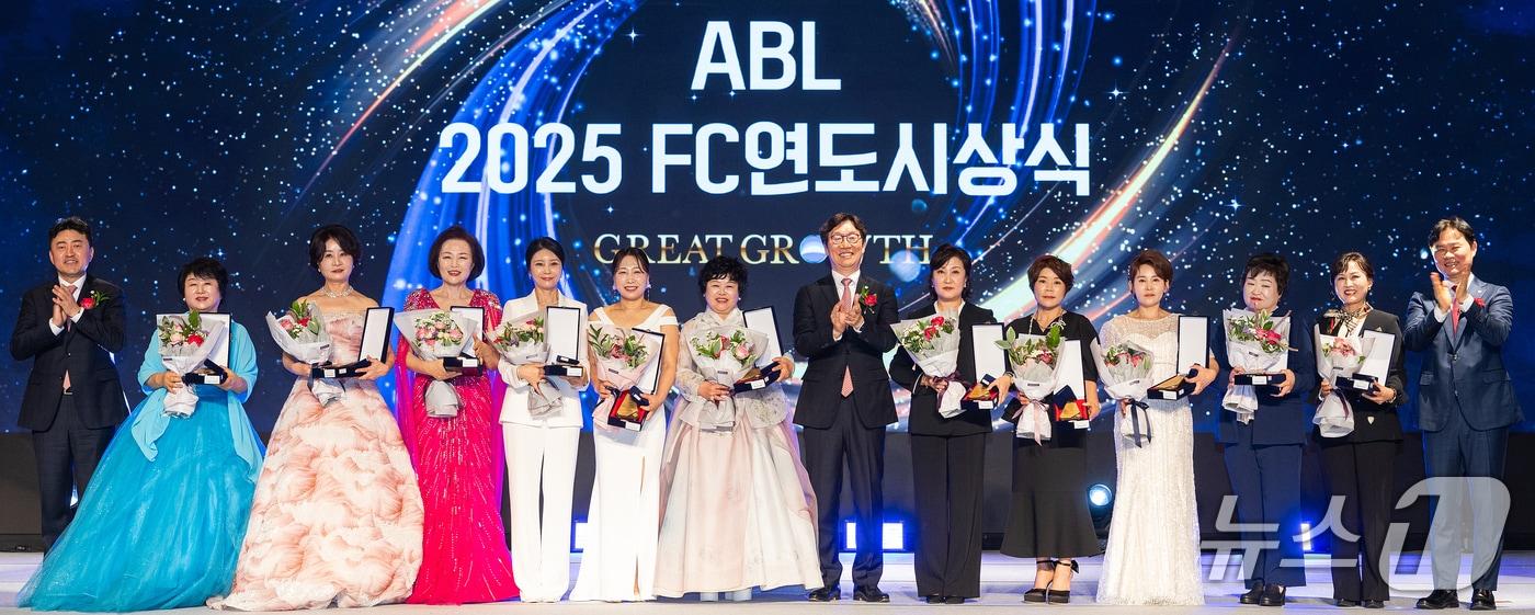 본문 이미지 - 곽희필 ABL생명 대표이사(가운데)가 ‘2025 FC 연도대상 시상식’에서 ‘명인’상 수상자들과 기념사진을 촬영하고 있다/사진제공=ABL생명