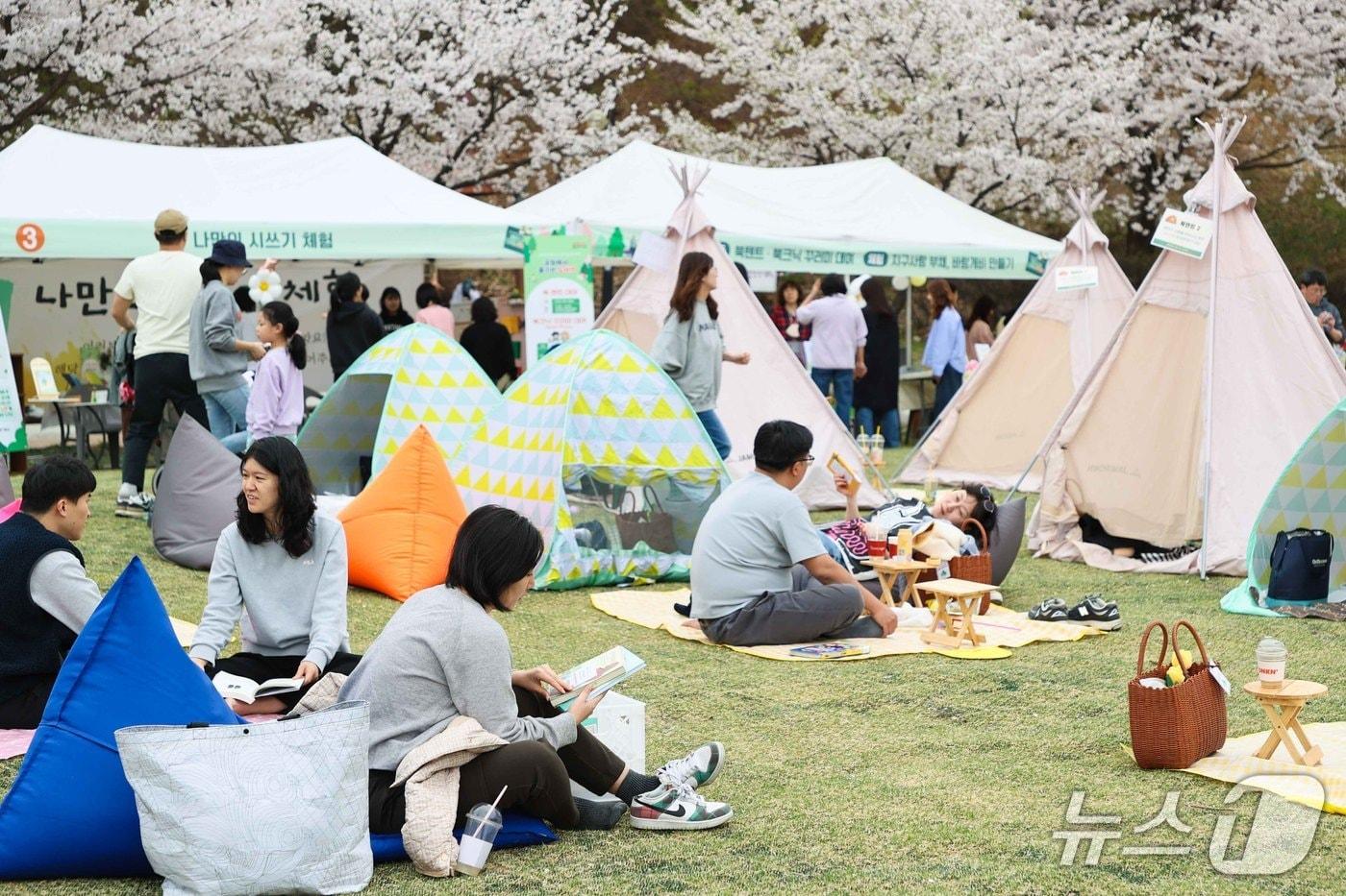 본문 이미지 - 지난해 용인시 기흥구 만골근린공원에서 진행된 북크닉 때 모습.(용인시 제공)