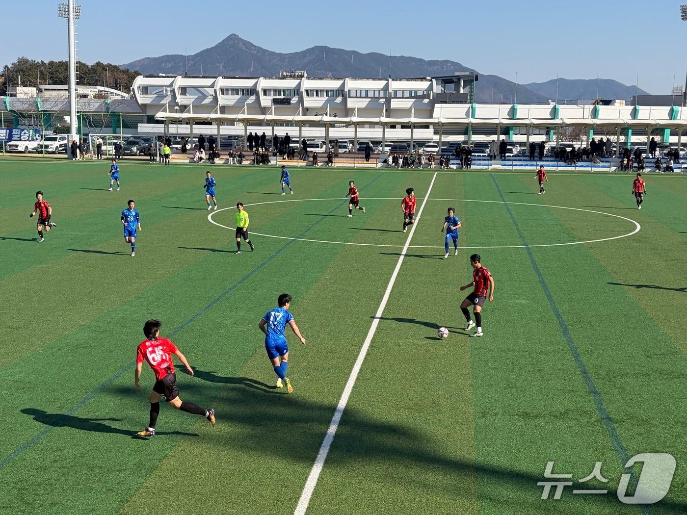 본문 이미지 - 고성 스포츠타운 내 축구장에서 훈련하고 있는 선수들.(고성군 제공. 재판매 및 DB금지)