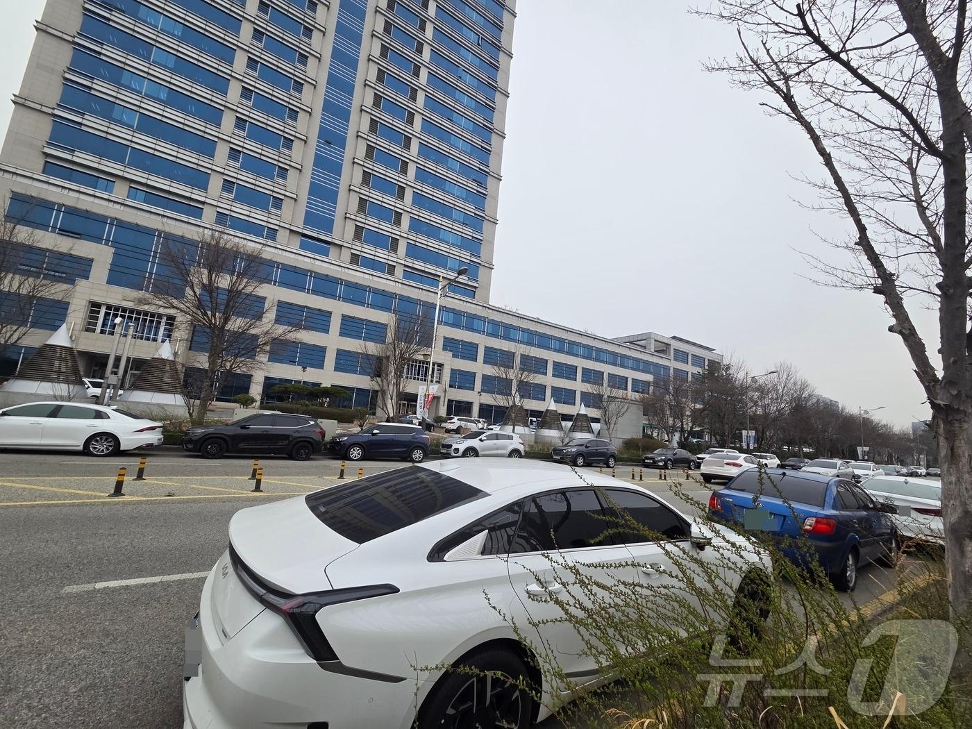 본문 이미지 - 25일 오전께 찾은 전북 도청 앞 도로에는 정부가 이날부터 시행하는 승용차 5부제에 따라 운행이 제한되는 '3'과 '8'로 끝나는 차량 대다수가 주차돼있다. ⓒ 뉴스1 장수인 기자