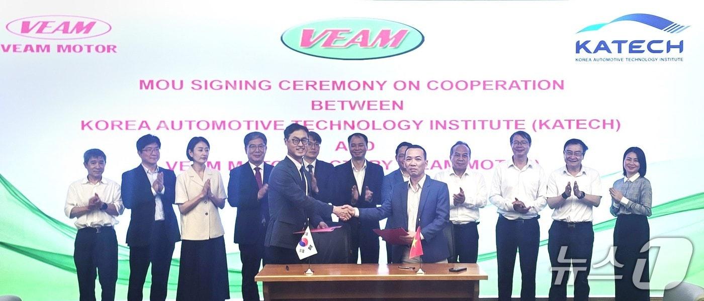 본문 이미지 - 24일(현지시각) 베트남 하노이 비암(VEAM) 본사에서 (왼쪽부터) 진종욱 한국자동차연구원(KATECH) 원장, 응우옌 반 하이 비암모터(VEAM MOTRO) 대표이사가 자동차 제조·생산 기술 고도화를 위한 업무협약(MOU)을 체결한 뒤 악수하고 있다(한자연 제공). 2026.3.24.