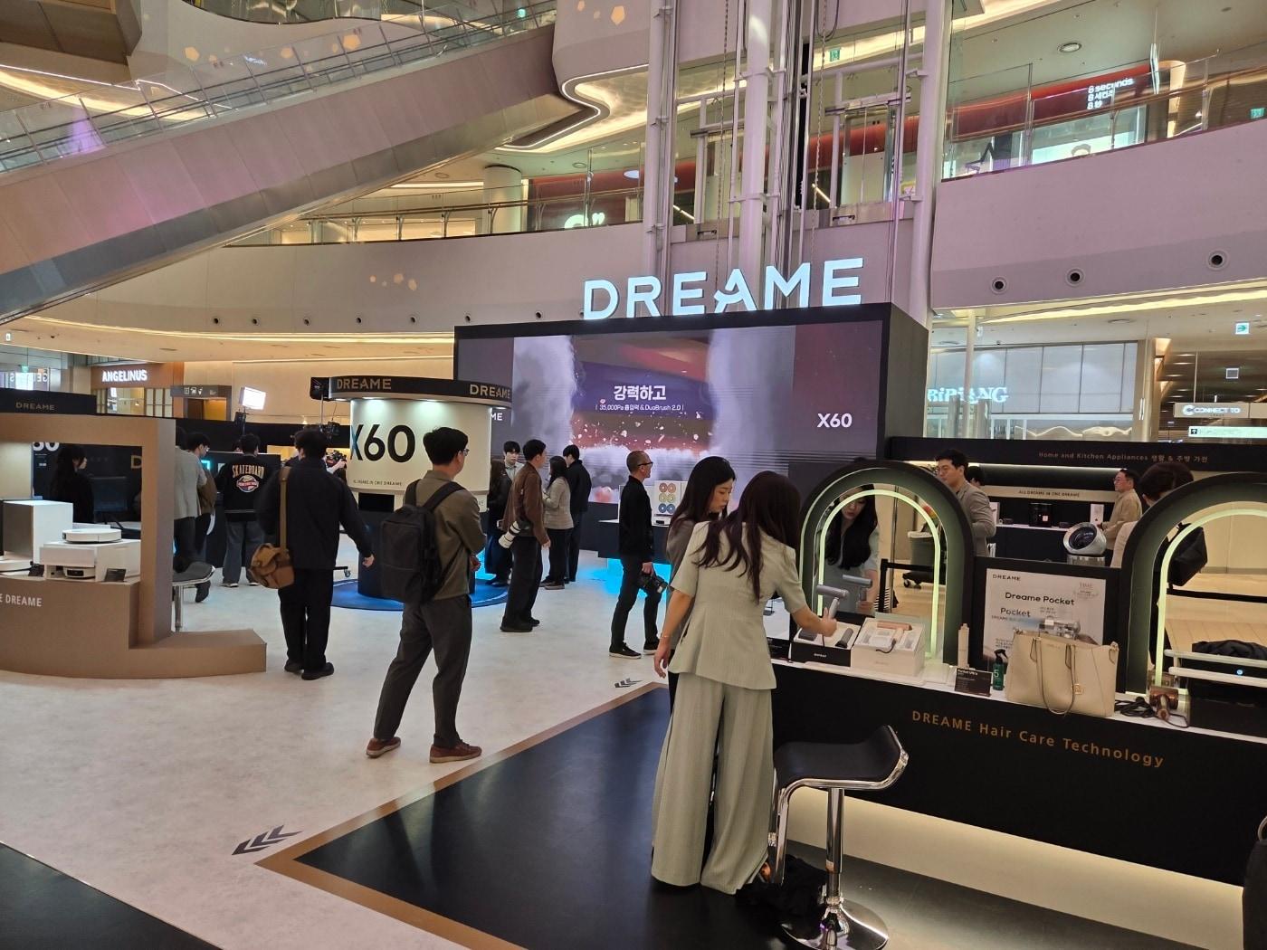 본문 이미지 - 방문객들이 서울 잠실 롯데월드타워 1층에 설치된 드리미 팝업스토어를 방문하고 있다. 2026. 3. 25/뉴스1 황진중 기자