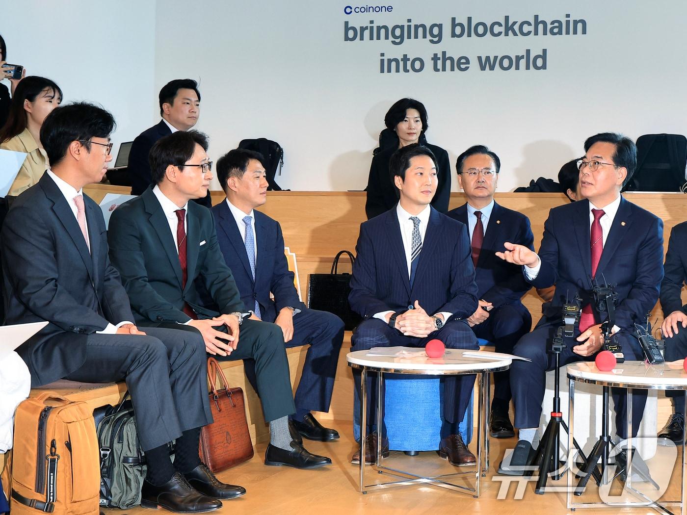 본문 이미지 - 송언석 국민의힘 원내대표(오른쪽)가 지난달 25일 오전 서울시 영등포구 여의대로 디지털자산거래소 코인원에서 열린 국민의힘 디지털자산 과세제도 개선 관련 현장 간담회에 참석한 오세진 코빗 대표, 이재원 빗썸 대표, 오경석 두나무 대표, 차명훈 코인원 대표 등과 대화를 나누고 있다. 2026.3.25 ⓒ 뉴스1 박정호 기자