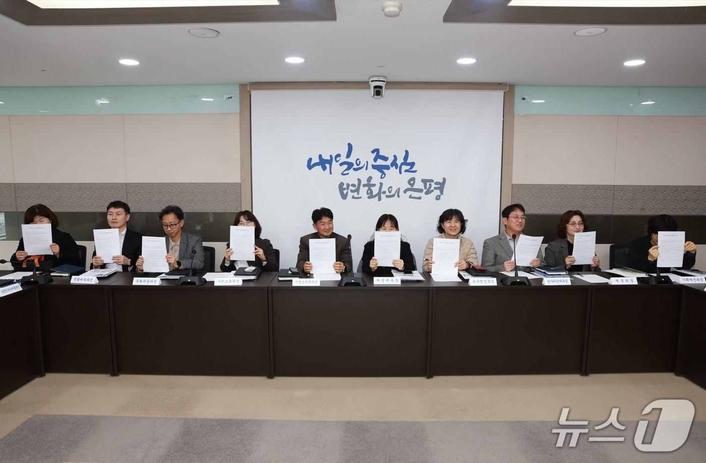 본문 이미지 - 간부 모시는 날 근절 서약서 작성하는 은평구 간부 공무원들 모습.(은평구 제공)