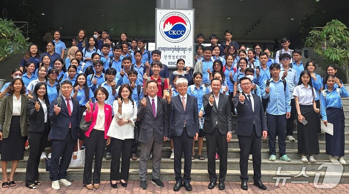 본문 이미지 - 충북 괴산 중원대학교 장기원 총장 일행이 캄보디아를 방문해 캄보디아-한국협력센터와 협약한 뒤 기념촬영을 하고 있다.(중원대 제공. 재판매 및 DB금지)