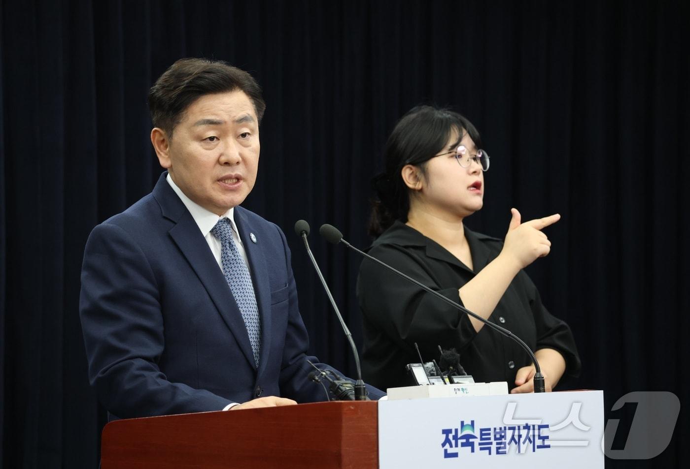 본문 이미지 - 김관영 전북특별자치도지사가 25일 전북 전주시 전북특별자치도청 기자회견장에서 조선 산업 관련 기자회견을 열고 질의에 답변을 하고 있다. 2026.3.25 ⓒ 뉴스1 유경석 기자