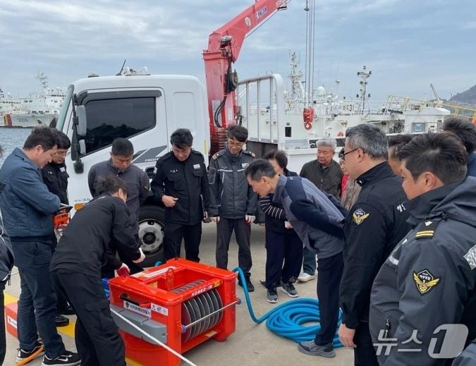 본문 이미지 - 로봇형 유회수기(서귀포해경 제공. 재판매 및 DB금지)/뉴스1