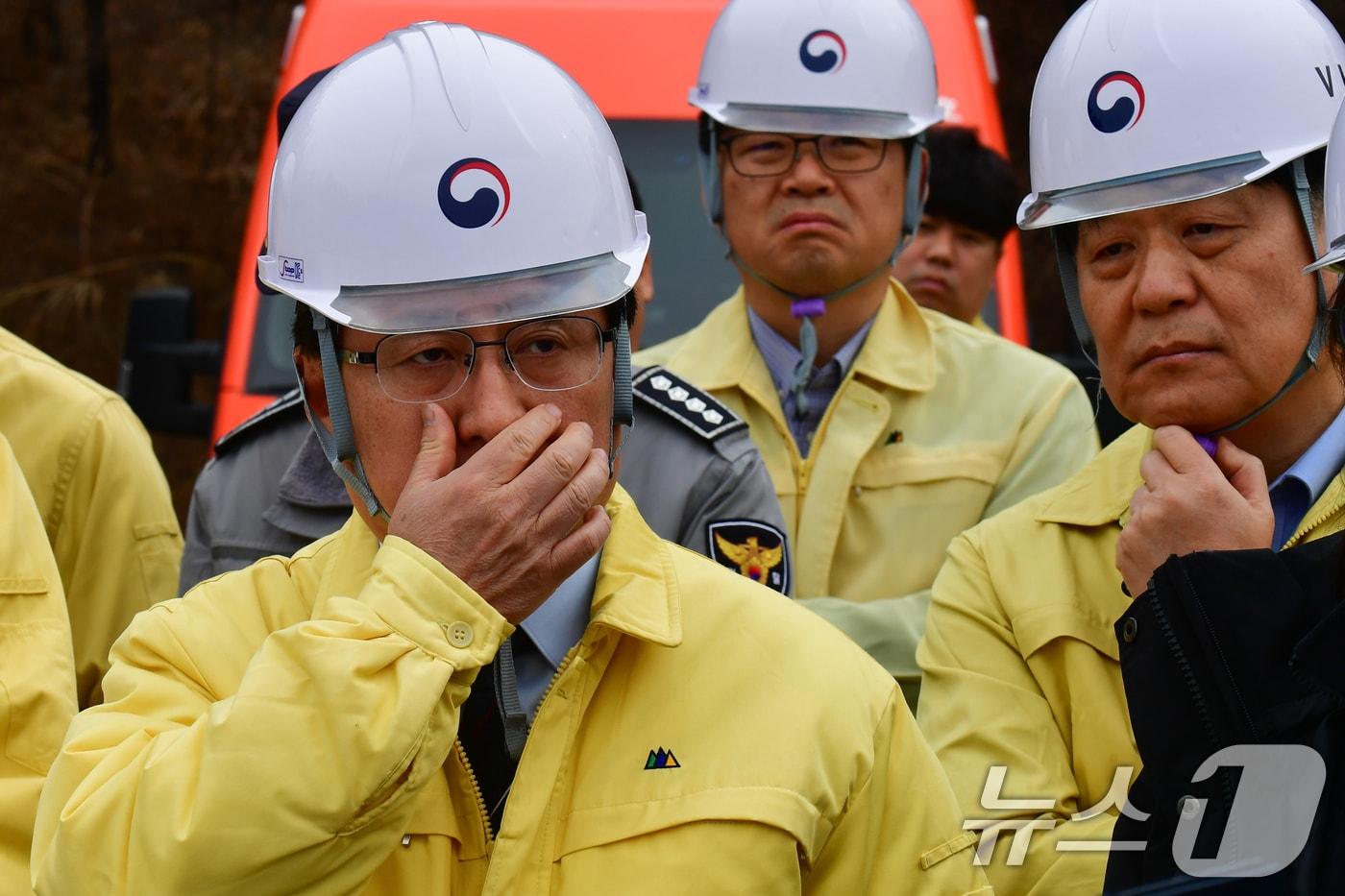 본문 이미지 - 김성환 기후에너지환경부 장관이 25일 3명의 근로자가 숨진 경북 영덕군 창포풍력발전기 화재 사망 사고 현장에서 풍력발전업체 관계자로부터 사고에 대한 설명을 듣고 있다. 2026.3.25 ⓒ 뉴스1 최창호 기자