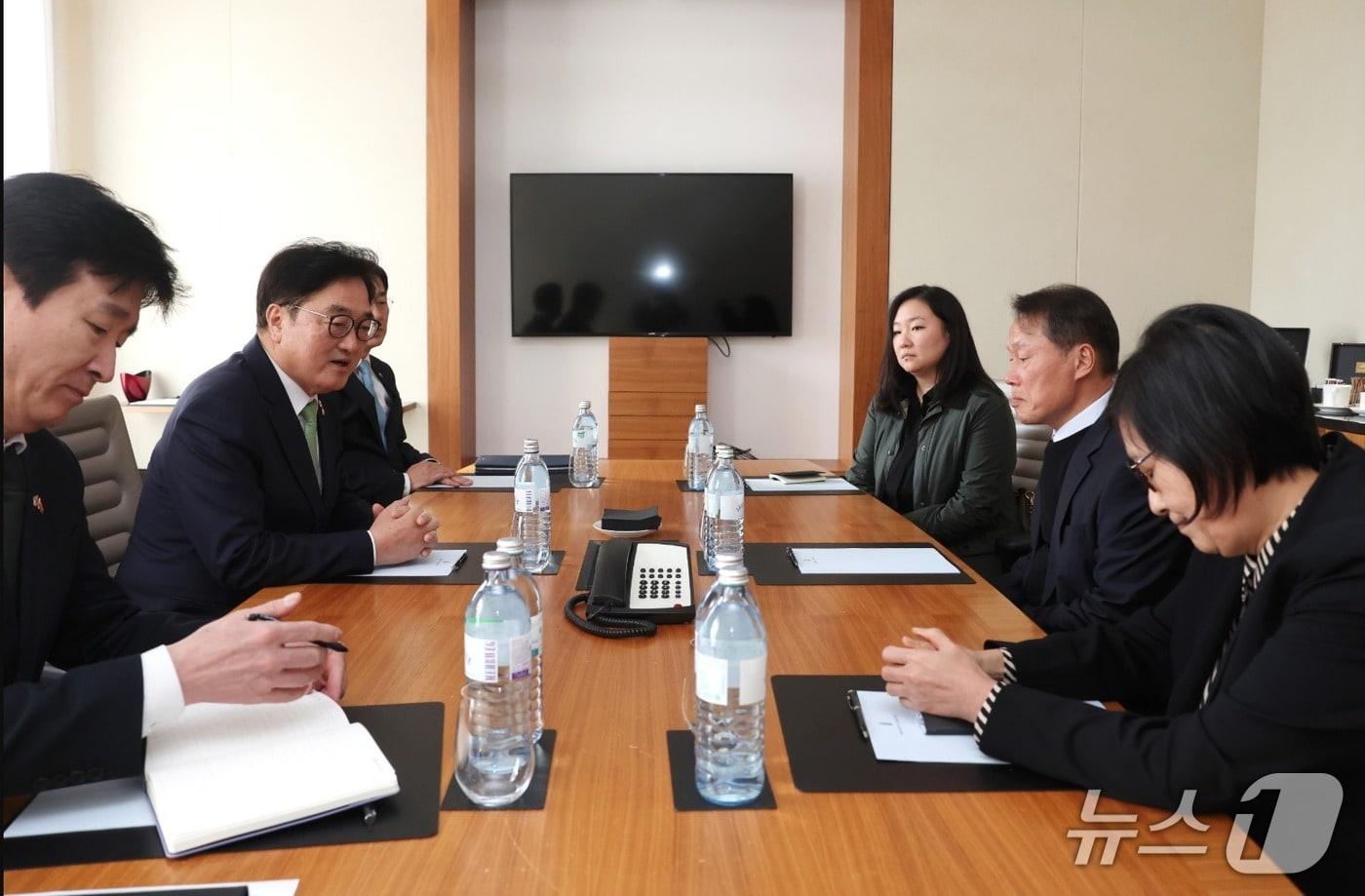 본문 이미지 - 우원식 국회의장이 이태원참사 피해자 유가족을 면담하고 있다. /국회의장실 제공