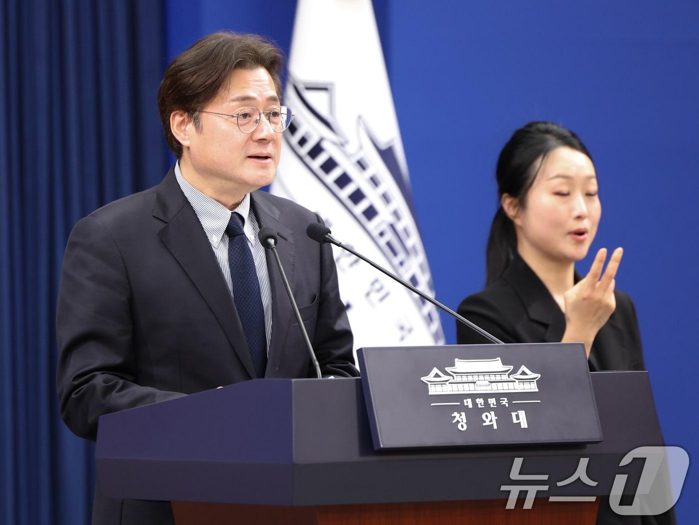 본문 이미지 - 홍익표 정무수석이 25일 청와대 춘추관에서 청와대 비상경제상황실 구성 관련 브리핑을 하고 있다. 2026.3.25 ⓒ 뉴스1 허경 기자