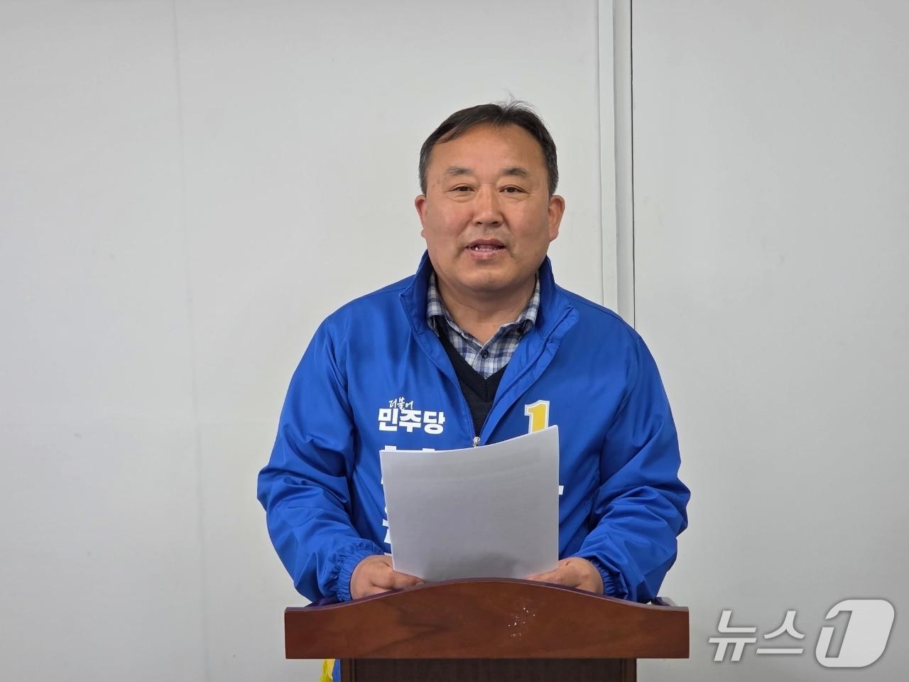 본문 이미지 - 25일 보은군수 선거 더불어민주당 박연수 예비후보가 복지 공약을 발표하고 있다. 2026.3.25 /뉴스1