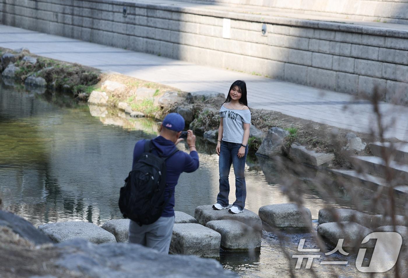 본문 이미지 - 서울 종로구 청계천에서 외국인들이 사진을 찍고 있다. (사진은 기사 내용과 무관함) / 뉴스1 ⓒ News1
