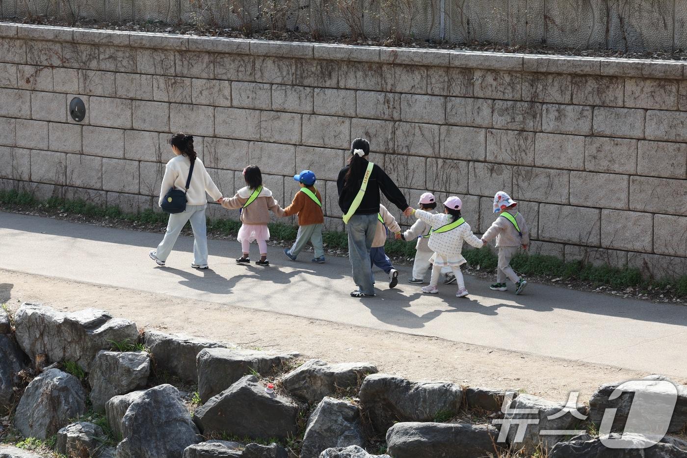 본문 이미지 - 포근한 봄 날씨를 보인 25일 서울 종로구 청계천에서 어린이와 교사들이 산책을 하고 있다. 2026.3.25 ⓒ 뉴스1 이종수 기자