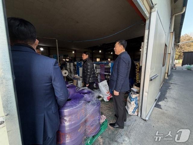 본문 이미지 - 순천시가 25일 종량제봉투 제조사를 방문해 재고와 원료 등을 점검하고 있다. (순천시 제공. 재판매 및 DB금지)