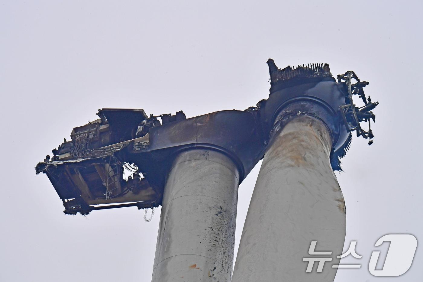 본문 이미지 - 경북 영덕군 창포풍력단지 발전기 화재 발생 사흘째인 25일 사고 발전기에서 아직도 연기가 피어오르고 있다. 소방당국이 드론 열화상카메라로 확인한 결과 블레이드와 연결되는 곳에서 불꽃과 연기가 확인됐다. 2026.3.25 ⓒ 뉴스1 최창호 기자