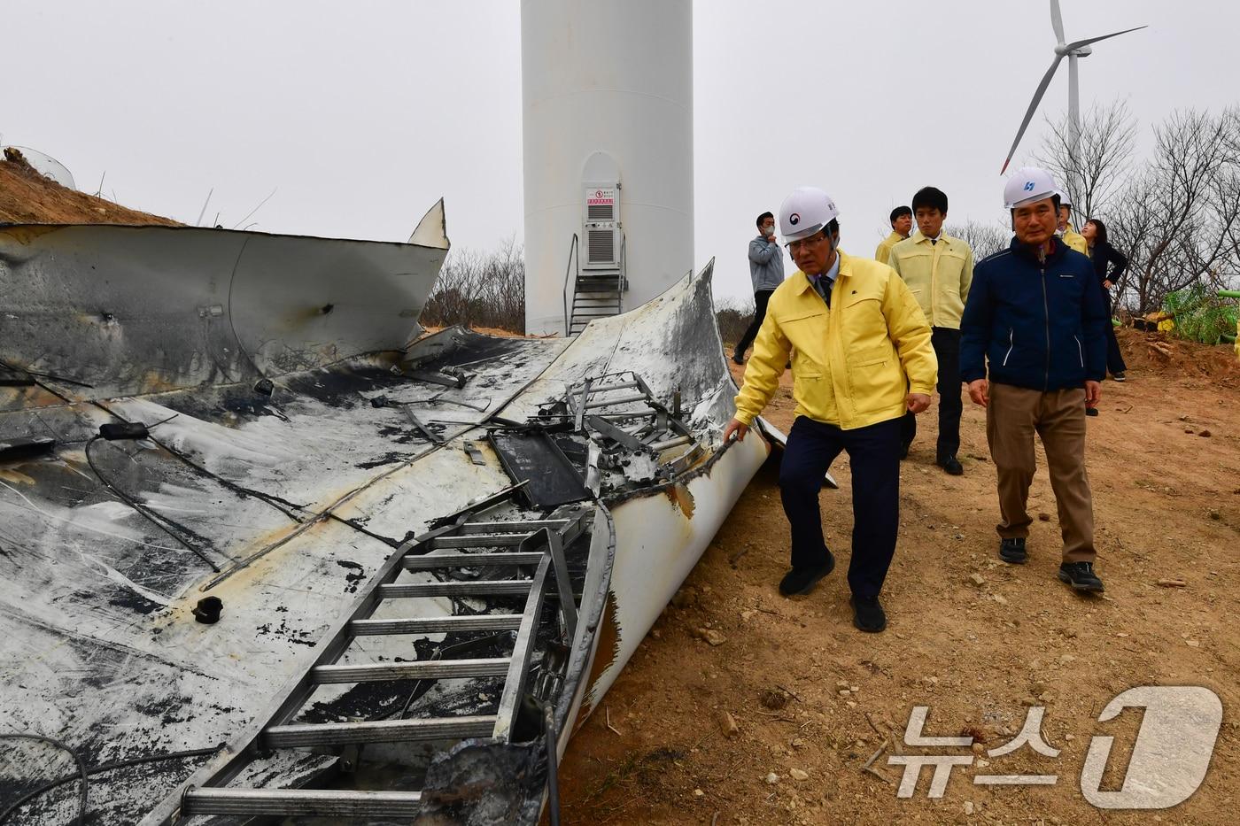 본문 이미지 - 김성환 기후에너지환경부 장관이 25일 경북 영덕군 창포풍력발전단지 사고 현장을 찾아 파손된 발전기 부품을 확인하고 있다. 김 장관이 풍력발전기 타워에 설치돼 있던 철재 계단을 확인하고 있다. 2026.3.25 ⓒ 뉴스1 최창호 기자