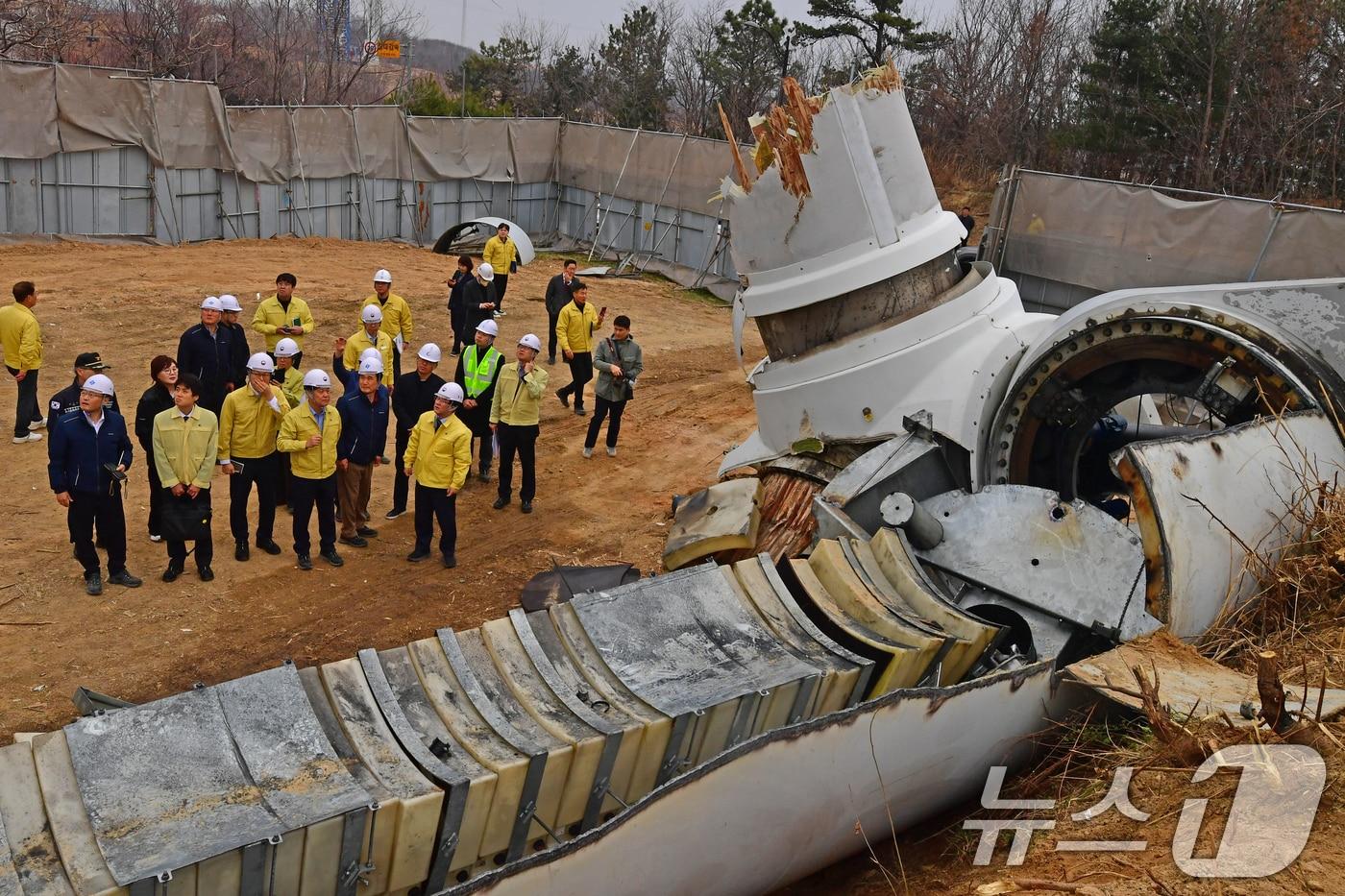 본문 이미지 - 김성환 기후에너지환경부 장관이 지난 25일 경북 영덕군 창포풍력발전단지 사고 현장을 찾아 파손된 발전기 부품을 살펴보고 있다.2026.3.25 ⓒ 뉴스1 최창호 기자
