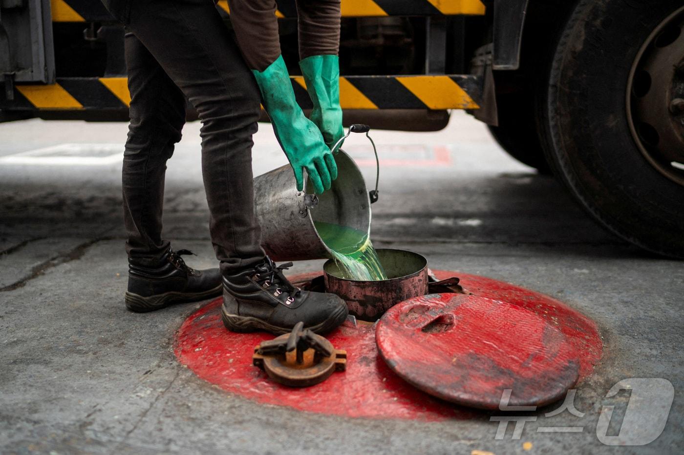 본문 이미지 - 9일(현지시간) 필리핀 메트로 마닐라 케손시티의 한 주유소에서 작업자가 지하 저장 탱크에 연료를 주입하고 있다. 필리핀은 25일 미국의 제재 대상 국가로부터 원유를 확보할 수 있도록 미국 정부와 협력에 나섰다고 밝혔다. 2026.03.09. ⓒ 로이터=뉴스1