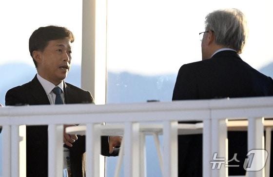 본문 이미지 - 곽노정 SK하이닉스 대표(왼쪽)가 지난해 개최된 아시아태평양경제협력체(APEC)에서 젠슨 황 엔비디아 CEO와 대화를 하고 있다.(공동취재)/뉴스1