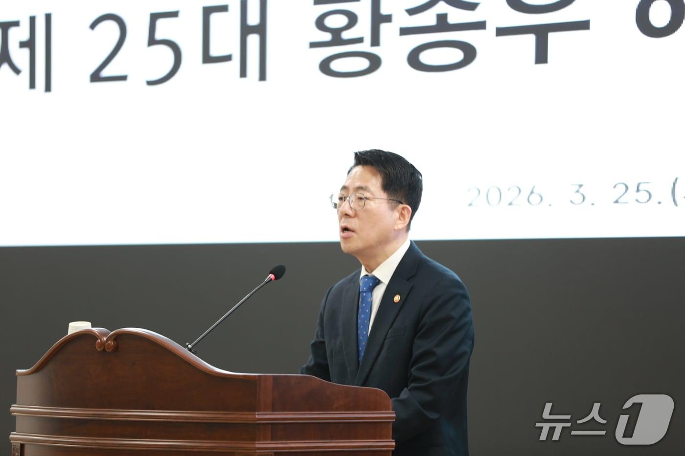 본문 이미지 - 황종우 신임 해양수산부 장관이 25일 부산 해양수산부 별관 대회의실에서 열린 취임식에서 취임사를 하고 있다. 2026.3.25/뉴스1 ⓒ News1 임순택 기자