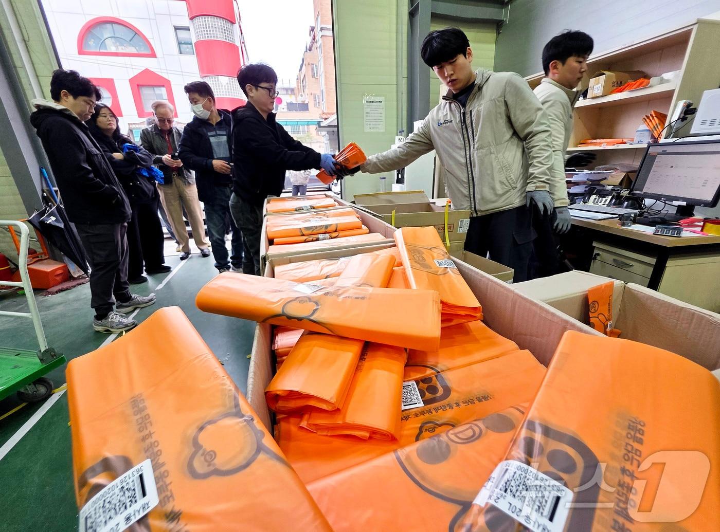 본문 이미지 - 종량제 봉투 보관창고에서 재고 상황을 파악하고 있는 모습.(뉴스1DB)/뉴스1