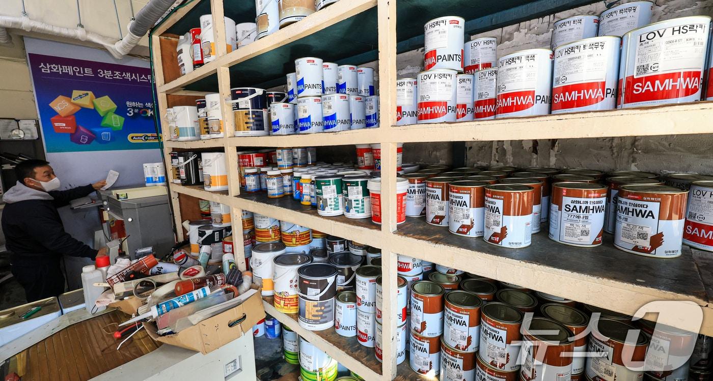 본문 이미지 - 25일 서울의 한 페인트 판매 대리점에서 관계자가 물품을 정리하는 모습. 2026.3.25 ⓒ 뉴스1 이호윤 기자