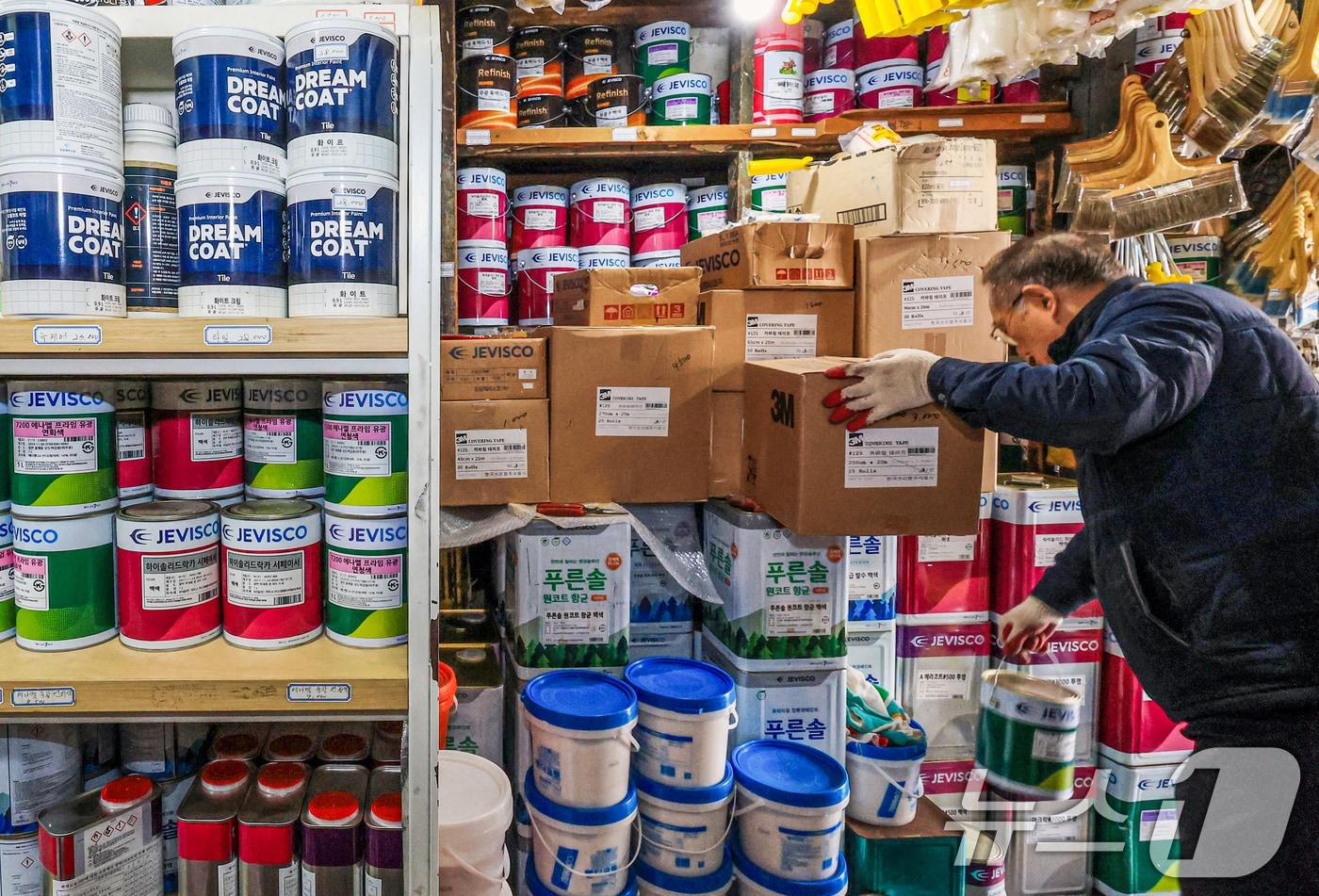본문 이미지 - 사진은 서울의 한 페인트 판매 대리점에서 관계자가 물품을 정리하는 모습. 2026.3.25 ⓒ 뉴스1 이호윤 기자
