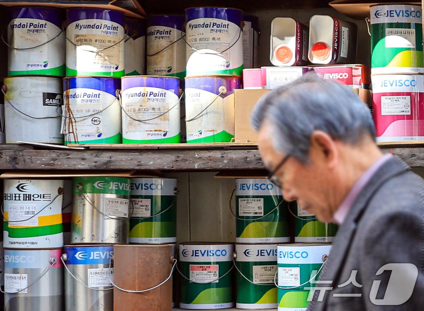 본문 이미지 - 중동 사태가 장기화로 나프타 품귀 현상이 나타나며 국내 페인트 기업들이 전방위 가격 인상에 나섰다. 25일 업계에 따르면 KCC는 다음 달 6일부터 페인트 등의 가격을 10~40% 인상하겠다는 공지를 대리점에 전달했다. 이어 노루·삼화·제비 등 페인트 상위 업체들도 원가 비중이 가장 높은 ‘신나’ 제품군을 시작으로 가격 인상을 단행할 것이라는 계획이다. 사진은 이날 서울의 한 페인트 판매 대리점에 페인트가 진열된 모습. 2026.3.25 ⓒ 뉴스1 이호윤 기자