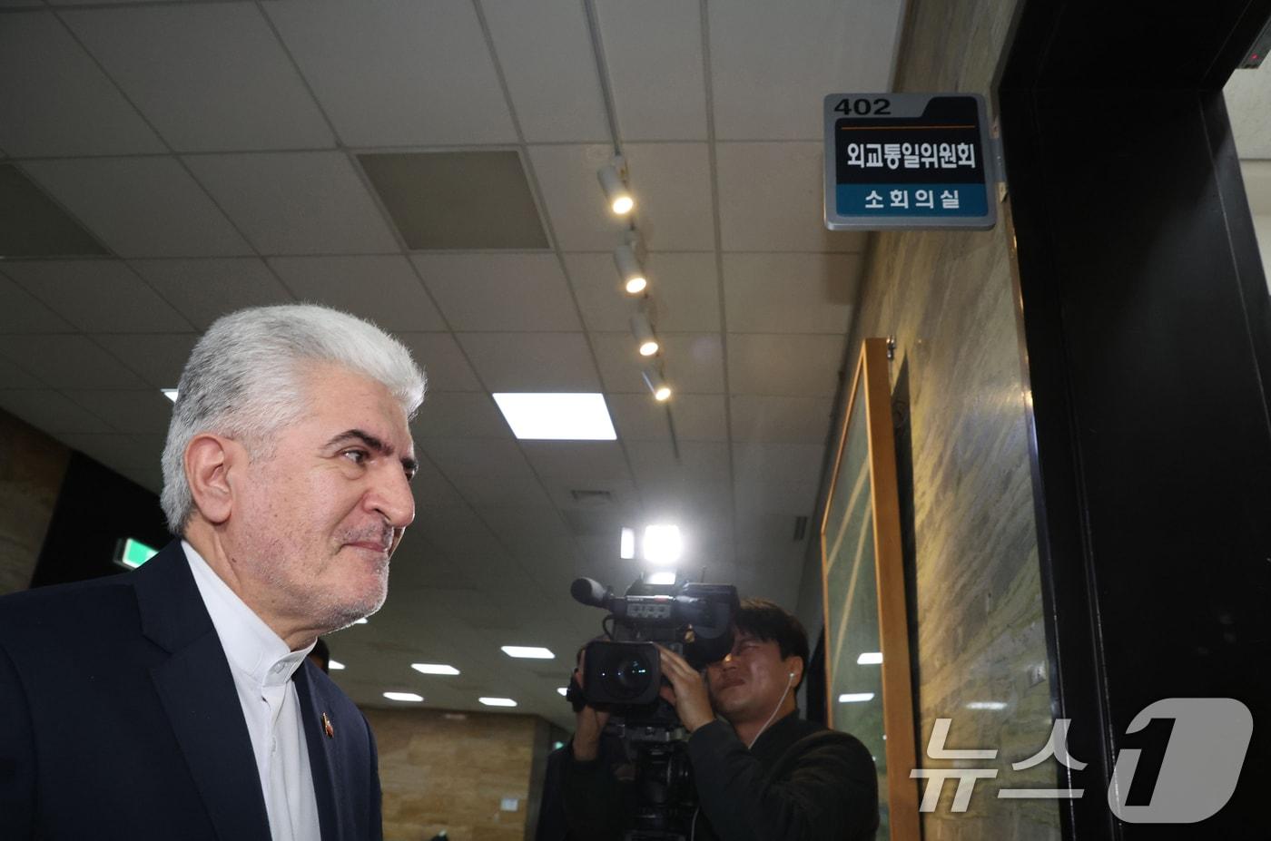 본문 이미지 - 사이드 쿠제치 주한 이란 대사가 25일 오전 서울 여의도 국회에서 김석기 외교통일위원장 및 여야 간사들과 면담을 위해 이동하고 있다. (공동취재) 2026.3.25 ⓒ 뉴스1 황기선 기자