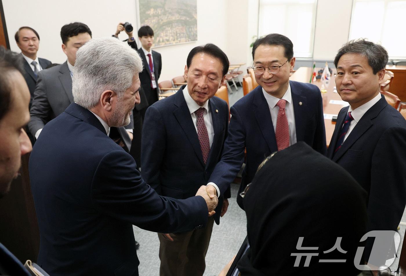 본문 이미지 - 사이드 쿠제치 주한 이란 대사가 25일 오전 서울 여의도 국회에서 김건 외교통일위원회 야당 간사와 인사를 나누고 있다. (공동취재) 2026.3.25 ⓒ 뉴스1 황기선 기자